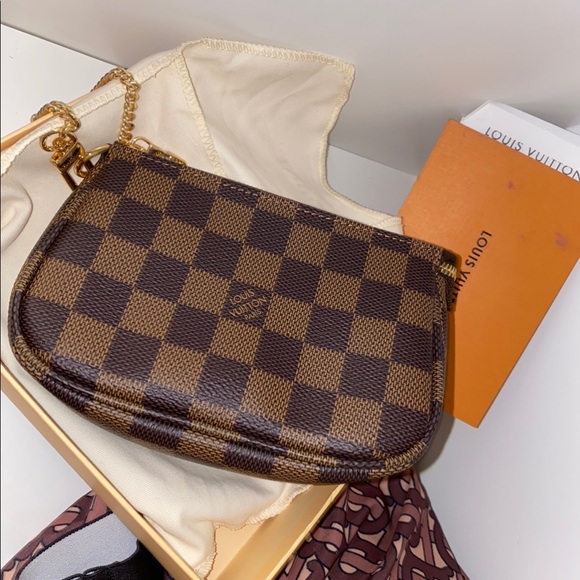 LV mini pochette accessory, great for a night out or to add onto your bag - Picture 2 of 8